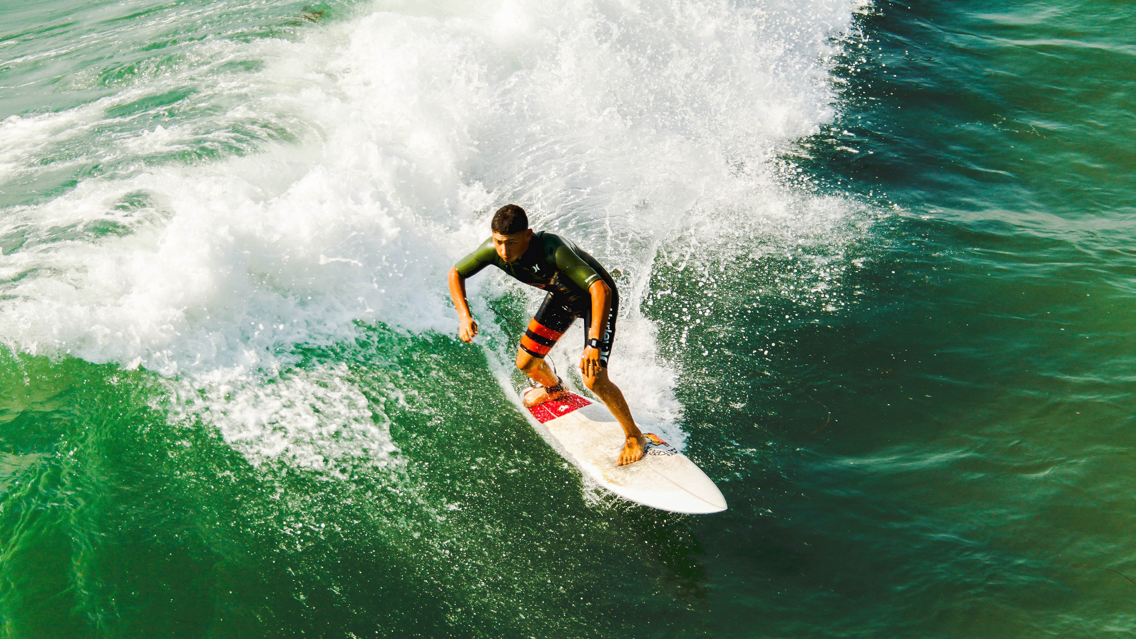 教练组赛后复盘分析对手战术特点为下一场做准备，教练下场比赛